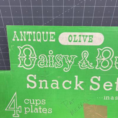 DAISY BUTTON Pattern, Olive Green, Triangle SNACK SET in the BOX. OMG!!!