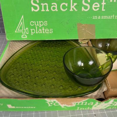 DAISY BUTTON Pattern, Olive Green, Triangle SNACK SET in the BOX. OMG!!!