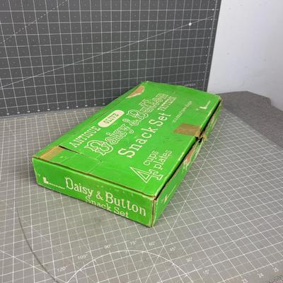 DAISY BUTTON Pattern, Olive Green, Triangle SNACK SET in the BOX. OMG!!!