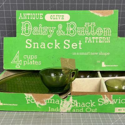 DAISY BUTTON Pattern, Olive Green, Triangle SNACK SET in the BOX. OMG!!!