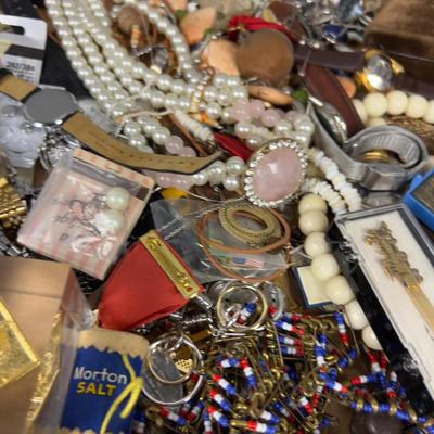 Tray of Jewelry JUNK Drawer Cleaner. 