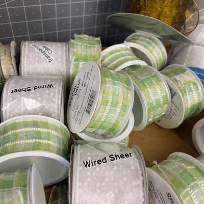 Ribbons:  White & Green. 