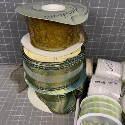 Ribbons:  White & Green. 