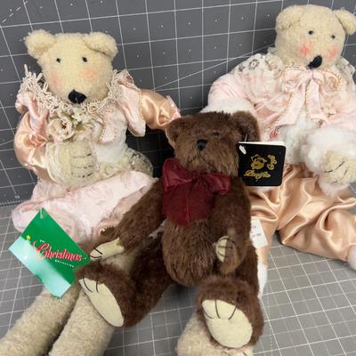 Bears and a Cat, Stuffies 