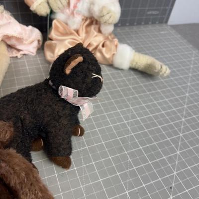 Bears and a Cat, Stuffies 