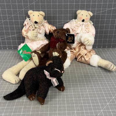 Bears and a Cat, Stuffies 