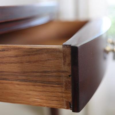 HICKORY CHAIR Mahogany Drop-Leaf Pembroke Table