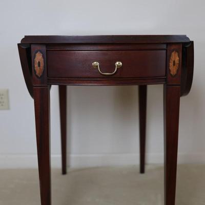 HICKORY CHAIR Mahogany Drop-Leaf Pembroke Table