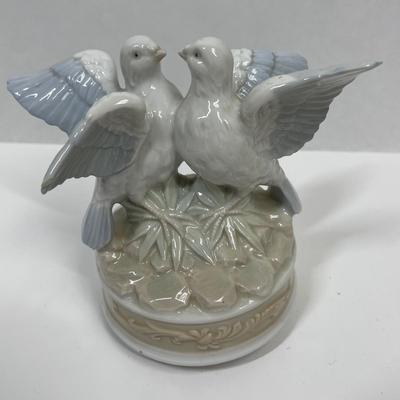 Vintage Bird/Doves Porcelain Music Box