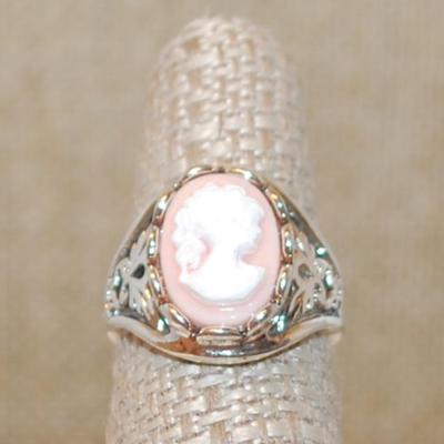 Size 7 White Oval Cameo on Pink Ring & Graphic Designed Setting on a Silver Tone Band (6.2g)