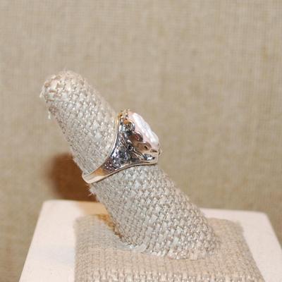 Size 7 White Oval Cameo on Pink Ring & Graphic Designed Setting on a Silver Tone Band (6.2g)