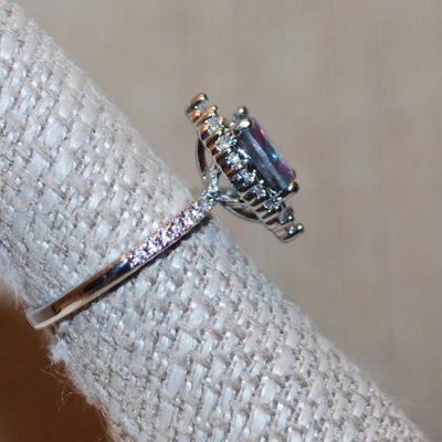 Size 7¼ Oval Iridescent Main Stone Ring with Marquise Style Accent Setting on a Silver Tone Band (3.5g)