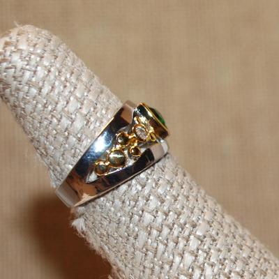 Size 7¼ Marked .925 Green Trillion Cut Main Stone Ring with 2 Tone Accent on a Silver Band (4.2g)