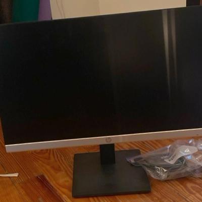HP Monitor with Cables – Excellent Condition