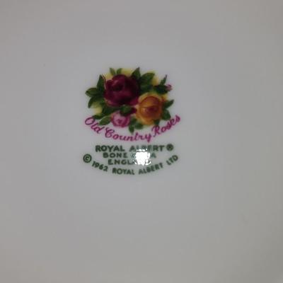 Full service for 8 Royal Daulton bone china