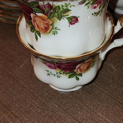 Full service for 8 Royal Daulton bone china