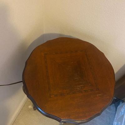 NICE LITTLE INLAID WOOD SIDE TABLE WITH GLASS GLOBE LAMP