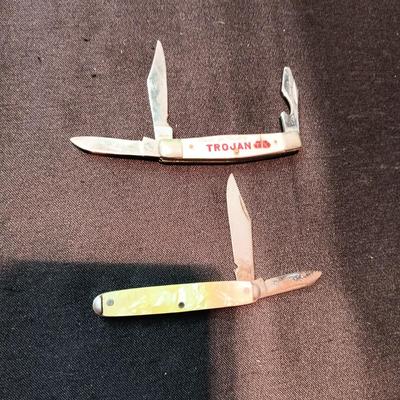 2 POCKET KNIVES