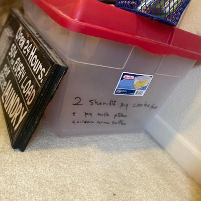 LAUNDRY PICTURE, A VARIETY OF HANGERS, TOTE AND COMMAND STICKIES
