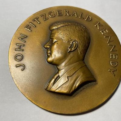 1961 John Fitzgerald Kennedy Bronze 2.75" Inauguration Medal by Medallic Art Co. in Good Preowned Condition. FREE DOMESTIC SHIPPING.
