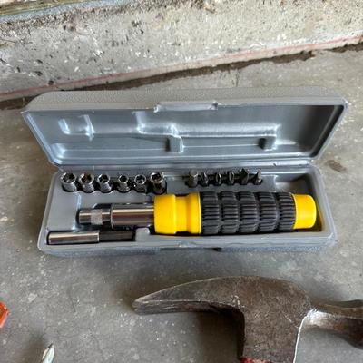 ASSORTMENT OF HAND TOOLS