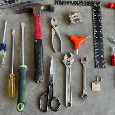 ASSORTMENT OF HAND TOOLS