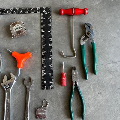 ASSORTMENT OF HAND TOOLS