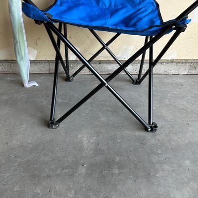 FOLDING CHAIR AND LARGE UMBRELLA