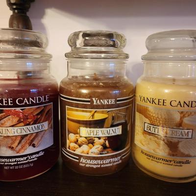 Set of 3 yankee candles.