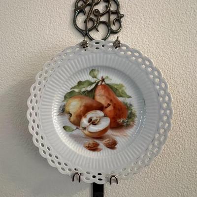 Plates and wall holder
