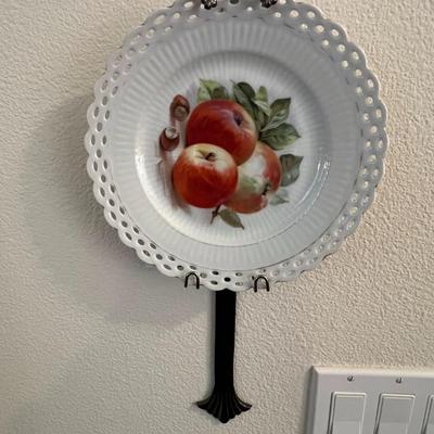 Plates and wall holder