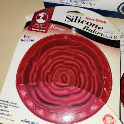 Set of 3 silicone rose shaped bakeware