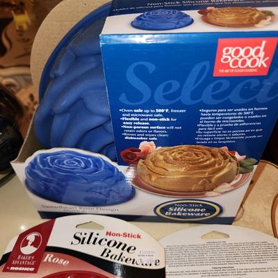 Set of 3 silicone rose shaped bakeware