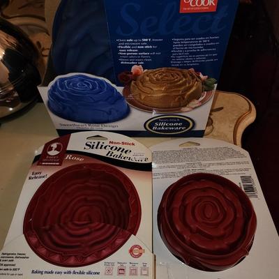 Set of 3 silicone rose shaped bakeware