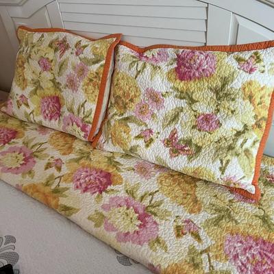 Queen Quilt with 2 pillow shams