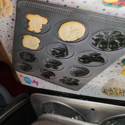 Lot of baking pans. Many shapes. About 15. Total.