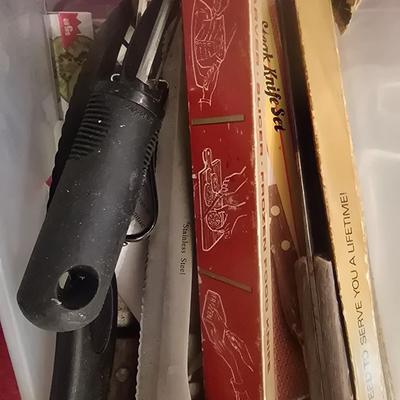 Lot of sharp kitchen items. Around 75 total
