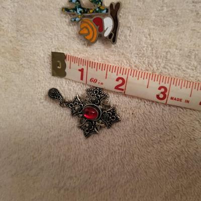 1 STERLING PENDANT AND 1 STERLING BROOCH/PIN