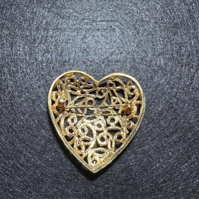 Vintage Goldtone Filigree heart brooch