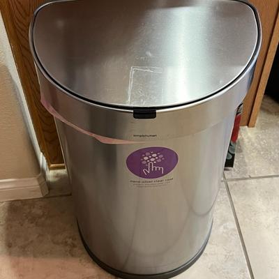 Automatic trash can