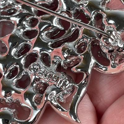 Signed Sarah Coventry leaf brooch
