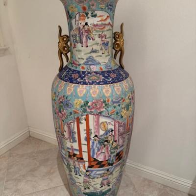 Large Chinese Vase 1/2