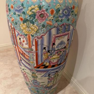 Large Chinese Vase 1/2