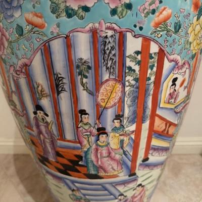 Large Chinese Vase 1/2