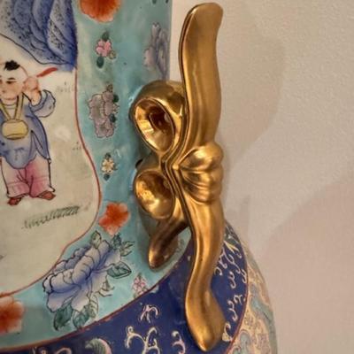 Large Chinese Vase 1/2