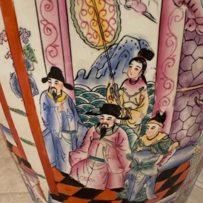 Large Chinese Vase 1/2