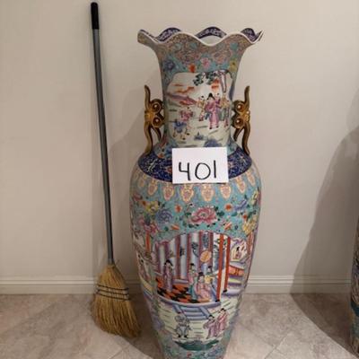 Large Chinese Vase 1/2