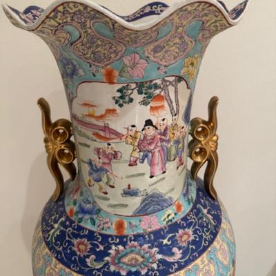 Large Chinese Vase 1/2