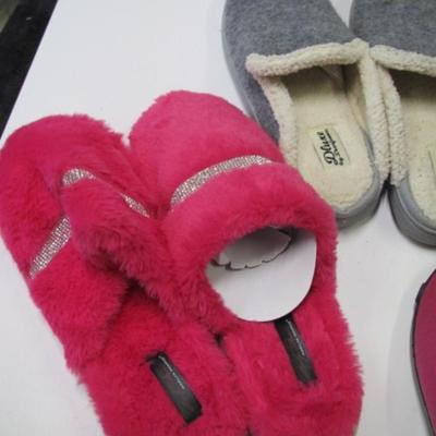 6 Pair Of Slippers Deuxe By Dearfoam