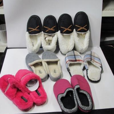 6 Pair Of Slippers Deuxe By Dearfoam